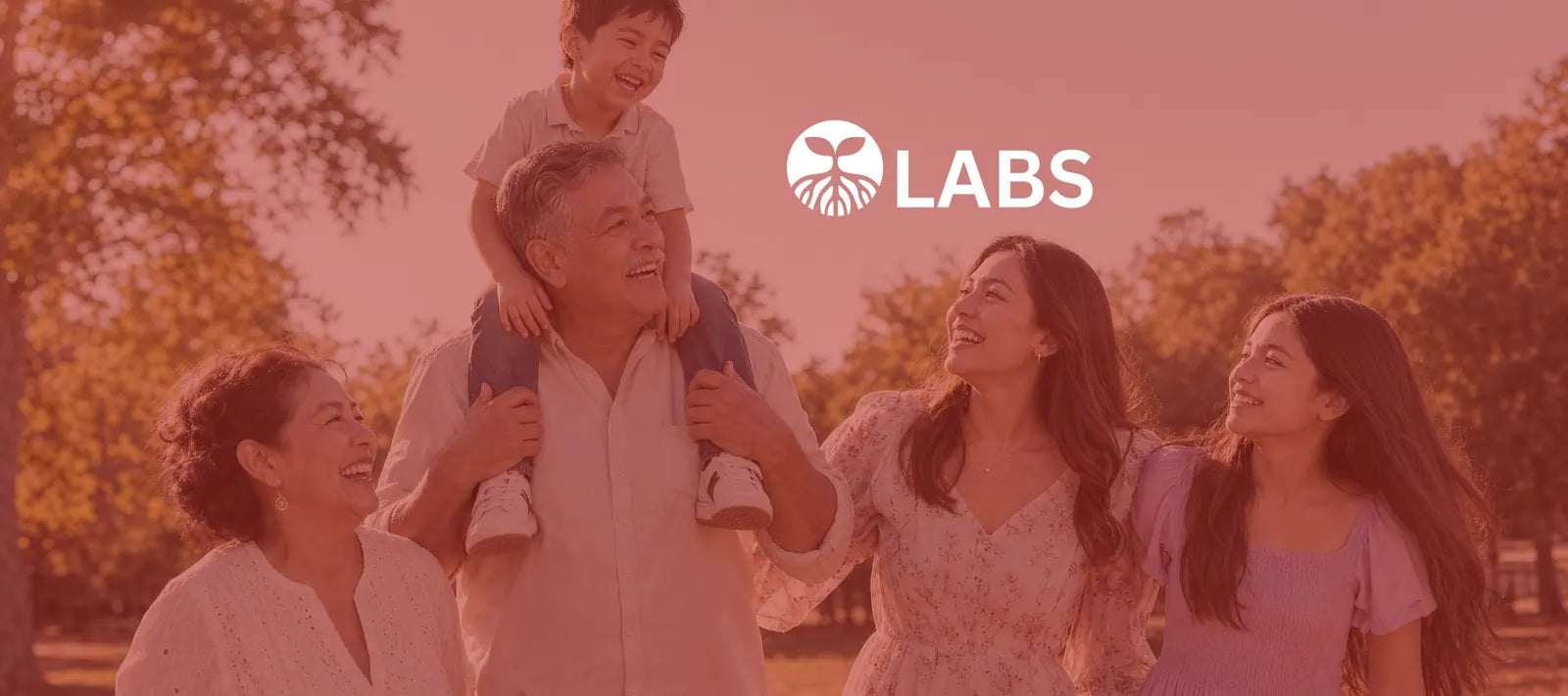 Familia mexicana sonriendo al aire libre